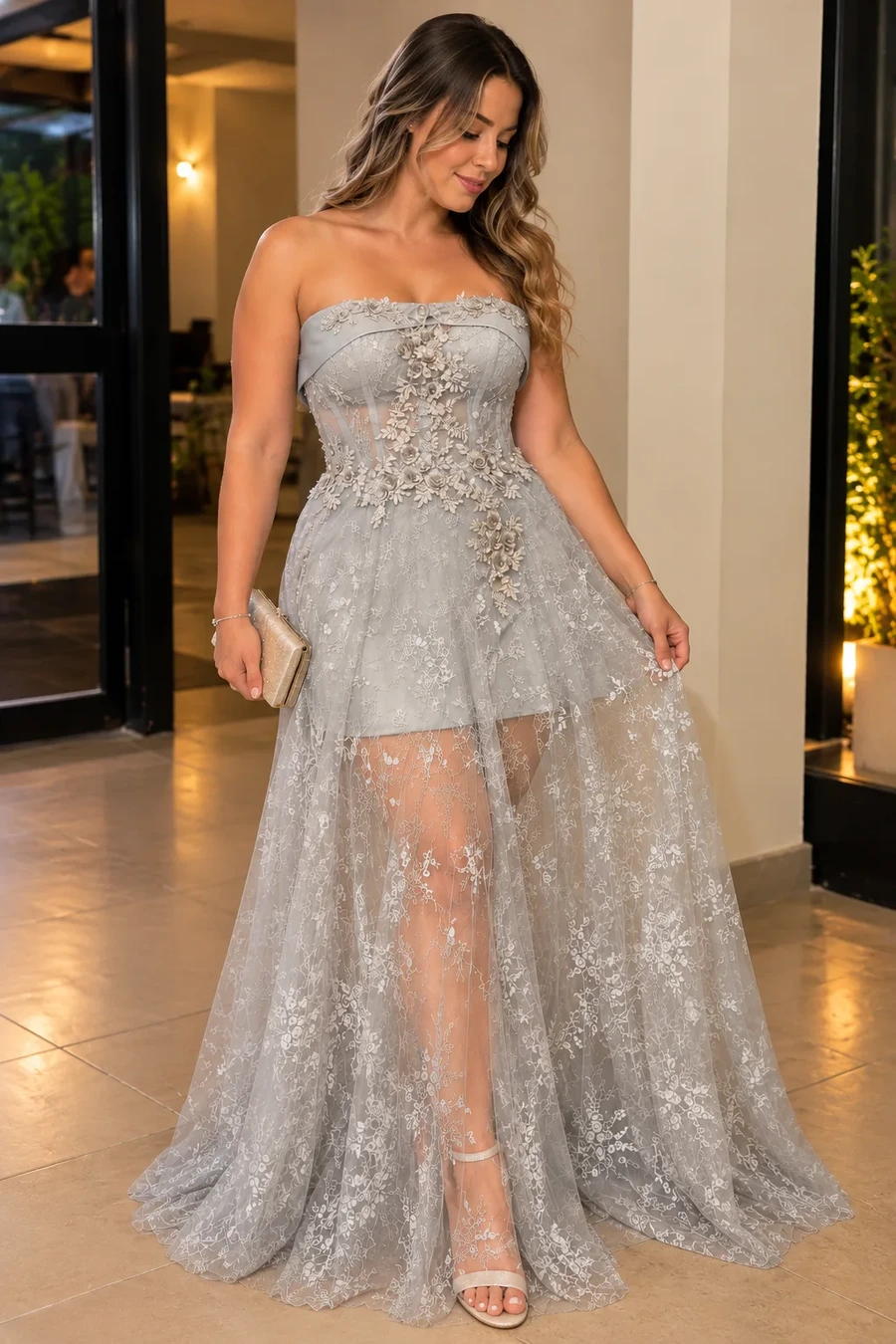 Vestido de Gala Strapless Gris Plata con Encaje y Transparencias – Estilo Princesa