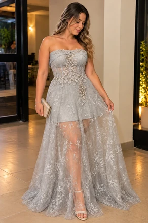 Vestido de Gala Strapless Gris Plata con Encaje y Transparencias – Estilo Princesa